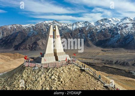 (241028) -- ATUX, 28 ottobre 2024 (Xinhua) -- una foto aerea di un drone mostra un monumento nella contea di Wuqia, prefettura autonoma di Kirgiz di Kizilsu nella regione autonoma di Xinjiang Uygur della Cina nord-occidentale, 25 ottobre 2024. Una spedizione scientifica multidisciplinare di otto giorni è stata lanciata il 19 ottobre a Atux City nello Xinjiang. Durante la spedizione, i ricercatori hanno condotto indagini su antiche strade, siti storici e importanti marchi geografici nella prefettura autonoma di Kizilsu nello Xinjiang. (Xinhua/Ding lei) Foto Stock
