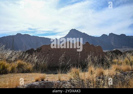 (241028) -- ATUX, 28 ottobre 2024 (Xinhua) -- questa foto mostra un sito storico nella contea di Wuqia, nella prefettura autonoma di Kirgiz di Kizilsu nella regione autonoma di Xinjiang Uygur, nel nord-ovest della Cina, 25 ottobre 2024. Una spedizione scientifica multidisciplinare di otto giorni è stata lanciata il 19 ottobre a Atux City nello Xinjiang. Durante la spedizione, i ricercatori hanno condotto indagini su antiche strade, siti storici e importanti marchi geografici nella prefettura autonoma di Kizilsu nello Xinjiang. (Xinhua/Ding lei) Foto Stock