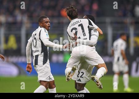 Timothy Weah della Juventus celebra Pierre Kalulu e Nicolo fagioli della Juventus durante il match di serie A tra FC Internazionale e Juv Foto Stock