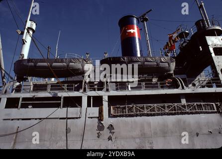 San Pedro, CA. USA. 1983. Lane Victory fu costruita a Los Angeles dalla California Shipbuilding Corporation e varata il 31 maggio 1945. Nel suo primo viaggio, il 27 giugno 1945, Lane Victory trasportò rifornimenti di guerra nel Pacifico. La War Shipping Administration diede le operazioni della nave alle linee presidenziali americane. I Merchant Mariners degli Stati Uniti gestivano la nave. La United States Navy Armed Guard, che disponeva dei cannoni della nave, lavorava come segnalatori e radiomen. Fece due crociere nel Pacifico, a partire dal 10 luglio 1945, verso l'isola di Manus, e la seconda a partire dal 30 agosto 1945 verso Guam, Saipan Foto Stock