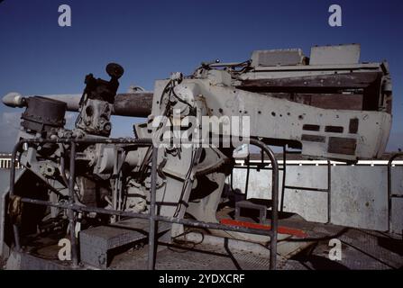 San Pedro, CA. USA. 1983. Lane Victory fu costruita a Los Angeles dalla California Shipbuilding Corporation e varata il 31 maggio 1945. Nel suo primo viaggio, il 27 giugno 1945, Lane Victory trasportò rifornimenti di guerra nel Pacifico. La War Shipping Administration diede le operazioni della nave alle linee presidenziali americane. I Merchant Mariners degli Stati Uniti gestivano la nave. La United States Navy Armed Guard, che disponeva dei cannoni della nave, lavorava come segnalatori e radiomen. Fece due crociere nel Pacifico, a partire dal 10 luglio 1945, verso l'isola di Manus, e la seconda a partire dal 30 agosto 1945 verso Guam, Saipan Foto Stock