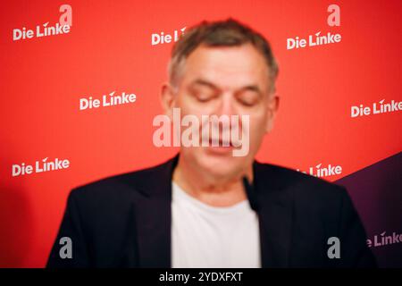 Jan van Aken, Vorsitzender der Partei die Linke, aufgenommen im Rahmen einer Pressekonferenz a Berlino, 28.10.2024. Berlin Deutschland *** Jan van Aken, presidente del Partito della sinistra, in una conferenza stampa a Berlino, 28 10 2024 Berlino Germania Copyright: XFelixxZahnx Foto Stock