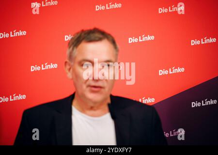 Jan van Aken, Vorsitzender der Partei die Linke, aufgenommen im Rahmen einer Pressekonferenz a Berlino, 28.10.2024. Berlin Deutschland *** Jan van Aken, presidente del Partito della sinistra, in una conferenza stampa a Berlino, 28 10 2024 Berlino Germania Copyright: XFelixxZahnx Foto Stock