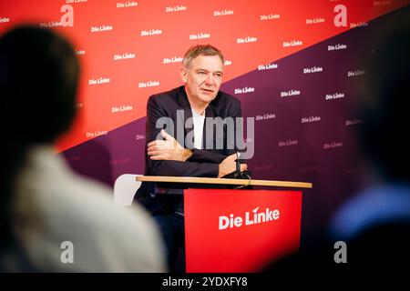 Jan van Aken, Vorsitzender der Partei die Linke, aufgenommen im Rahmen einer Pressekonferenz a Berlino, 28.10.2024. Berlin Deutschland *** Jan van Aken, presidente del Partito della sinistra, in una conferenza stampa a Berlino, 28 10 2024 Berlino Germania Copyright: XFelixxZahnx Foto Stock