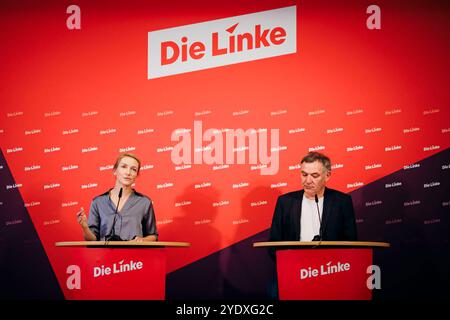 Jan van Aken und Ines Schwerdtner, Vorsitzenden der Partei die Linke, aufgenommen im Rahmen einer Pressekonferenz a Berlino, 28.10.2024. Berlin Deutschland *** Jan van Aken e Ines Schwerdtner, Presidente del Partito della sinistra, in una conferenza stampa a Berlino, 28 10 2024 Berlino Germania Copyright: XFelixxZahnx Foto Stock