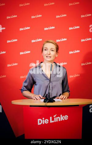 Ines Schwerdtner, Vorsitzende der Partei die Linke, aufgenommen im Rahmen einer Pressekonferenz a Berlino, 28.10.2024. Berlin Deutschland *** Ines Schwerdtner, Presidente del Partito della sinistra, in una conferenza stampa a Berlino, 28 10 2024 Berlino Germania Copyright: XFelixxZahnx Foto Stock