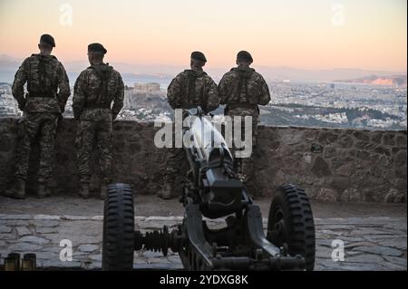 Atene, Grecia. 28 ottobre 2024. Un cannone dell'esercito ellenico può essere visto sul Monte Licabetto durante le celebrazioni che segnano il giorno Ohi, festa nazionale greca. L'OHI Day commemora il rifiuto da parte del primo ministro greco Ioannis Metaxas dell'ultimatum fatto dal dittatore italiano Benito Mussolini il 28 ottobre 1940 e il successivo contrattacco ellenico contro le forze italiane invadenti. (Credit Image: © Dimitris Aspiotis/Pacific Press via ZUMA Press Wire) SOLO PER USO EDITORIALE! Non per USO commerciale! Foto Stock