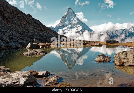 Cervino nelle Alpi svizzere. Punto di riferimento iconico in autunno, famosa montagna vicino a Zermatt, Canton Vallese, Wallis in Svizzera. Foto Stock