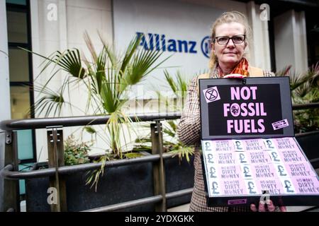 Londra, Regno Unito, 28 ottobre 2024: Gli attivisti della ribellione dell'estinzione stanno protestando, chiedendo alle compagnie assicurative di smettere di finanziare l'industria dei combustibili fossili. Foto Stock