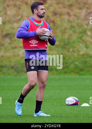 L'inglese Alex Lozowski durante una sessione di allenamento al Pennyhill Park, Bagshot. Data foto: Lunedì 28 ottobre 2024. Foto Stock