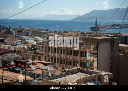 Messina, Italia - 22 maggio 2024: Vista panoramica di Messina e del mare dalle colline nordoccidentali. Foto Stock