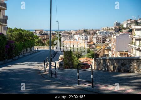 Messina, Italia - 22 maggio 2024: Veduta del paesaggio urbano. Strada vuota in primo piano. Foto Stock