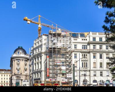 Gru Liebherr operante in un edificio a Vienna, Austria. Foto Stock