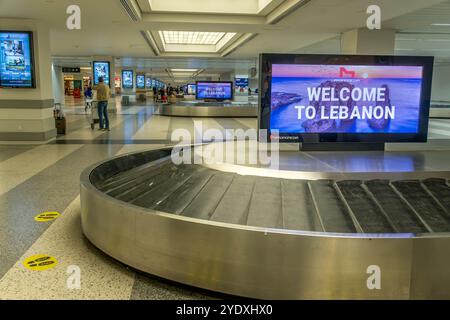 Il carosello bagagli con il cartello "Welcome to Lebanon" nell'aeroporto internazionale di Beirut. Foto Stock