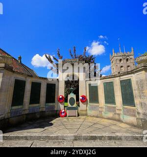 Devizes War Memorial con ghirlande di papavero. Devizza la scena. Data: Luglio 2024. Estate. Foto Stock