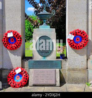 Devizes War Memorial con ghirlande di papavero. Devizza la scena. Data: Luglio 2024. Estate. Foto Stock