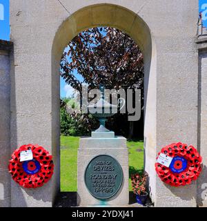 Devizes War Memorial con ghirlande di papavero. Devizza la scena. Data: Luglio 2024. Estate. Foto Stock