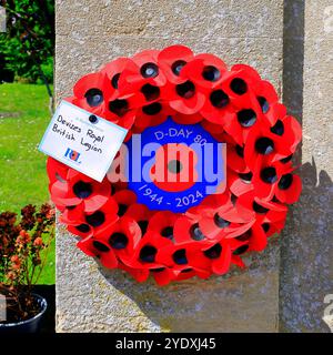 Devizes War Memorial con ghirlande di papavero. Devizza la scena. Data: Luglio 2024. Estate. Foto Stock