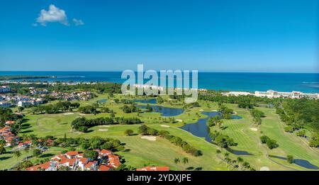 Vista aerea di Rio Mar, Porto Rico. Presenta un resort fronte oceano, fairway con campo da golf verde e ville per le vacanze circostanti. Foto Stock