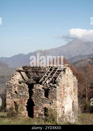 Vecchia casa abbandonata vicino a Limone Piemonte, nella valle della Vermenagna, Alpi marittime Foto Stock