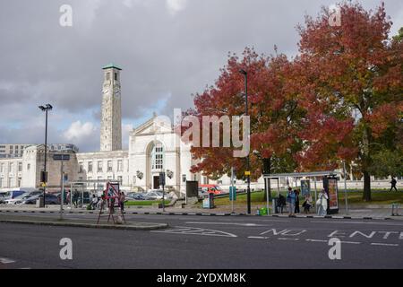 Scenario autunnale del centro di Southampton con edifici del centro civico e la torre dell'orologio. Città del Regno Unito - 23 ottobre 2024 Foto Stock