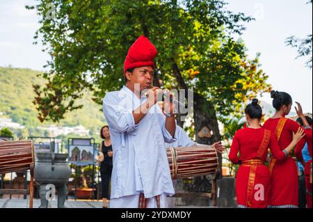 Ritratto di un musicista vietnamita che suona una pipa in una celebrazione alle po Nagar Cham Towers a Nha Trang in Asia. Nha Trang, Vietnam - 8 agosto 2024 Foto Stock