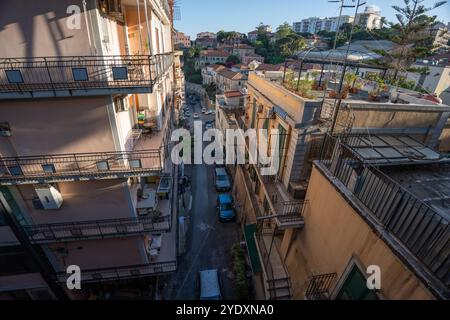 Messina, Italia - 22 maggio 2024: Le strade dei tranquilli quartieri di Messina dall'alto Foto Stock