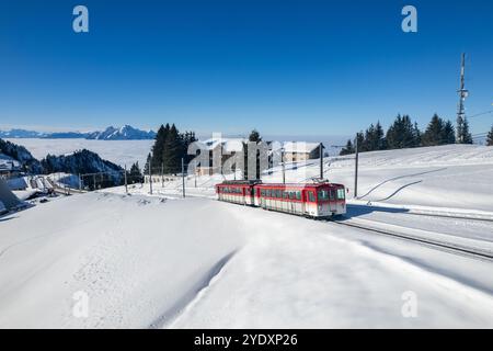 treno rosso vitznau rigibahn a rigi staffel Foto Stock