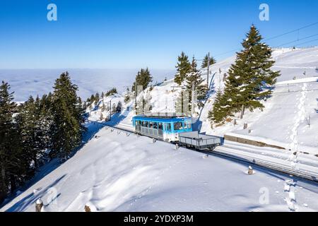 Un treno del tipo Bhe 24 è visto in cima al monte rigi durante l'inverno. Foto Stock