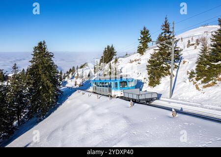 Un treno del tipo Bhe 24 è visto in cima al monte rigi durante l'inverno. Foto Stock