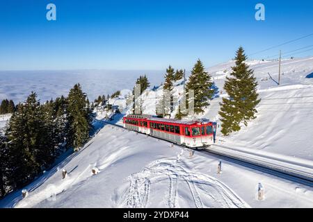 Treno rosso Vitznau Rigibahn sul monte rigi Foto Stock