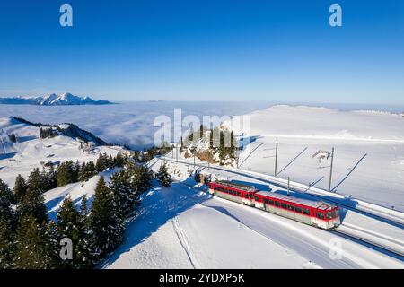 Treno rosso Vitznau Rigibahn sul monte rigi Foto Stock