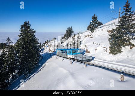 Un treno di cabinovia visto in cima al monte rigi durante l'inverno. Foto Stock