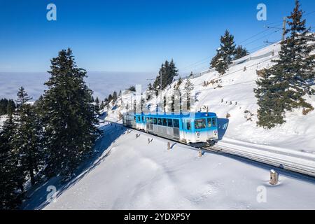 In inverno, sulla cima del monte rigi si vede un treno con la funivia. Foto Stock