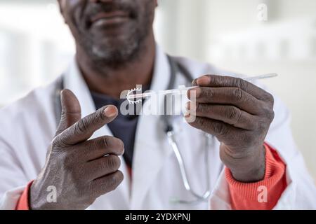 Ginecologo che indica un ginecologo IUD in consultazione 016278 020 Foto Stock