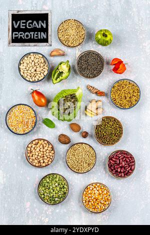 Cereali in tazze e altri ingredienti vegani gourmet. Semi e cereali utilizzati nella gastronomia 016357 009 Foto Stock