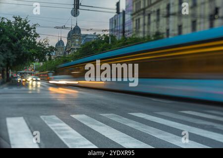 Budapest, Ungheria - 12 agosto 2024: Autobus sull'incrocio di via Terez. Scatto con esposizione lunga. Foto Stock