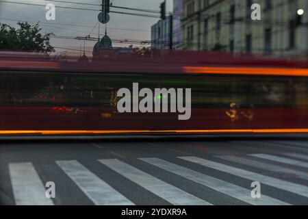 Budapest, Ungheria - 12 agosto 2024: Autobus sull'incrocio di via Terez. Scatto con esposizione lunga. Foto Stock