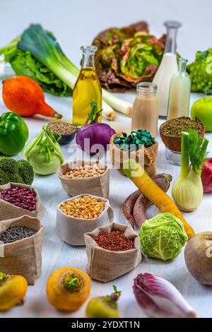 Ingredienti principali in una dieta vegana. Cibo vegetariano - tutti vegetali e biologici 016357 016 Foto Stock