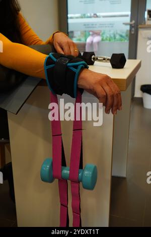 Centro di fisioterapia specializzato in patologie della mano, del gomito e della spalla prima o dopo l'intervento. Prolunga gomito in postura. Fisioterapia pr Foto Stock
