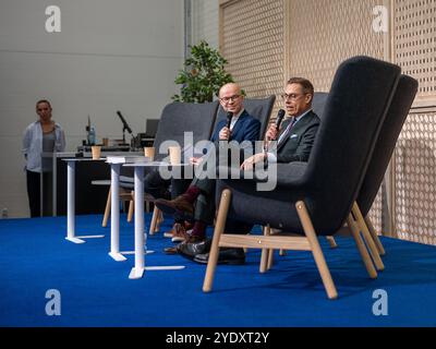 Il presidente finlandese Alexander Stubb le relazioni finlandesi e svedesi con Peter Wolodarski alla Fiera del Libro di Helsinki 2024 Foto Stock