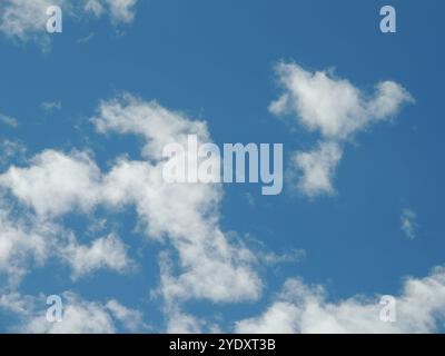 cielo blu con nuvole bianche rotte full frame, nuvole chiare su un cielo chiaro, full frame, piccole nuvole di cumulus nel cielo in primo piano Foto Stock