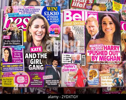 I membri della famiglia reale britannica, tra cui Kate Middleton, Meghan Markle, HRH Prince Harry e Prince William, sono presenti sulla copertina di bella e Best Magazines. Foto Stock