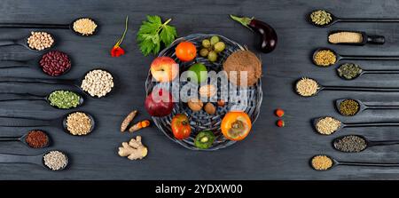 Cereali e semi con frutta al centro. Semi e cereali con selezione di frutta 016357 051 Foto Stock