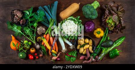 Panning di verdure biologiche su un vecchio tavolo di legno - vista dall'alto. Verdure fresche del mercato 016357 065 Foto Stock