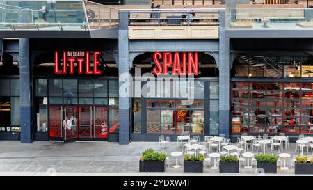 Manhattan, New York, Stati Uniti - 16 febbraio 2024: Facciata di un piccolo negozio Mercado Spain in una strada del centro in una grigia giornata invernale Foto Stock