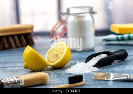 Mucchio di bicarbonato al centro con limone e alcuni utensili. Bicarbonato 016415 041 Foto Stock