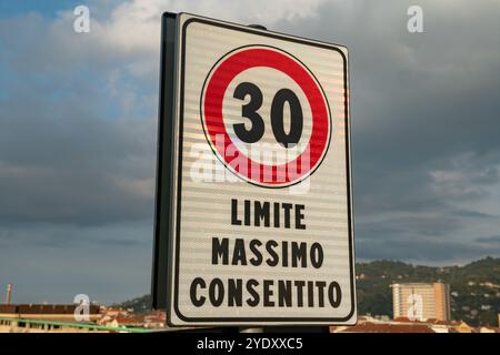 il limite di velocità di 30 km/h è una misura di sicurezza stradale progettata per ridurre il rischio di incidenti, in aree urbane altamente residenziali, zone a traffico limitato e ne Foto Stock