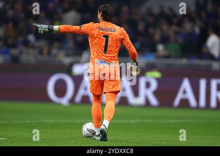 Milano, Italia. 27 ottobre 2024. Yann Sommer del FC Internazionale gesti durante la partita di calcio di serie A tra FC Internazionale e Juventus FC allo Stadio Giuseppe Meazza il 27 ottobre 2024 a Milano. Crediti: Marco Canoniero/Alamy Live News Foto Stock