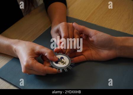 Centro di fisioterapia specializzato in patologie della mano, del gomito e della spalla prima o dopo l'intervento. Test di Weber, discriminazione tattile. Fisioterapia Foto Stock